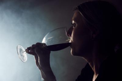 Kvinder drikker vin