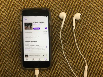 podcast og headphones