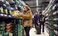 Unge under aldersgrænserne køber alkohol i supermarked